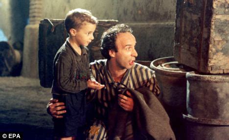 A Vida é Bela - Um filme comovente sobre amor em meio ao Holocausto e a interpretação brilhante de Roberto Benigni!