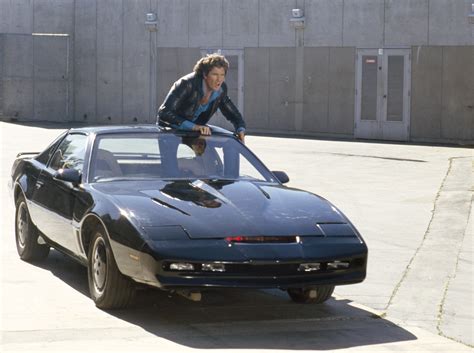 Knight Rider, Uma Série Atemporal Sobre Inteligência Artificial e Justiça na Estrada!